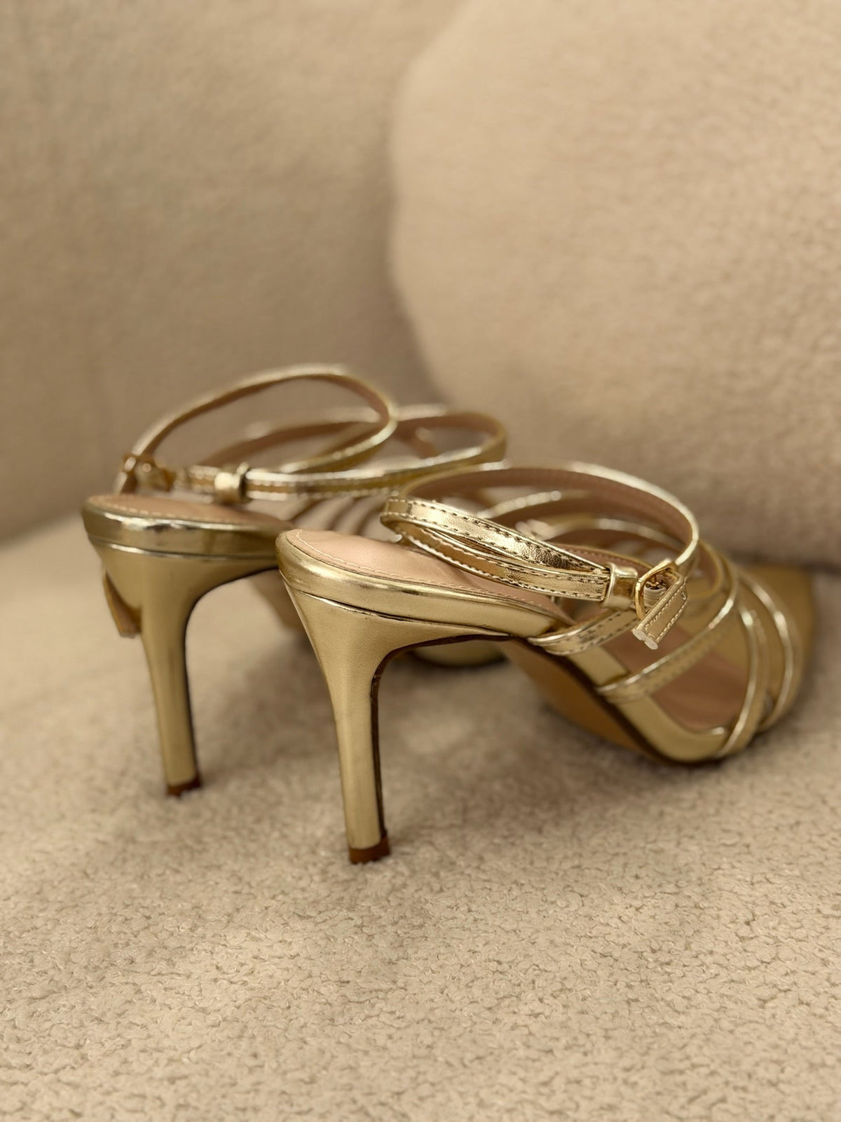 Lola | Sandalia de tiras cruzadas - Dorado