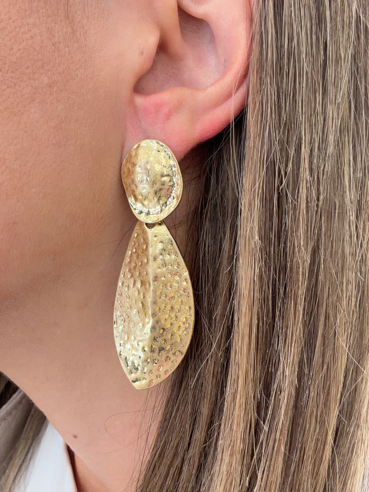 Alicia | Pendientes largos martillados - Dorado