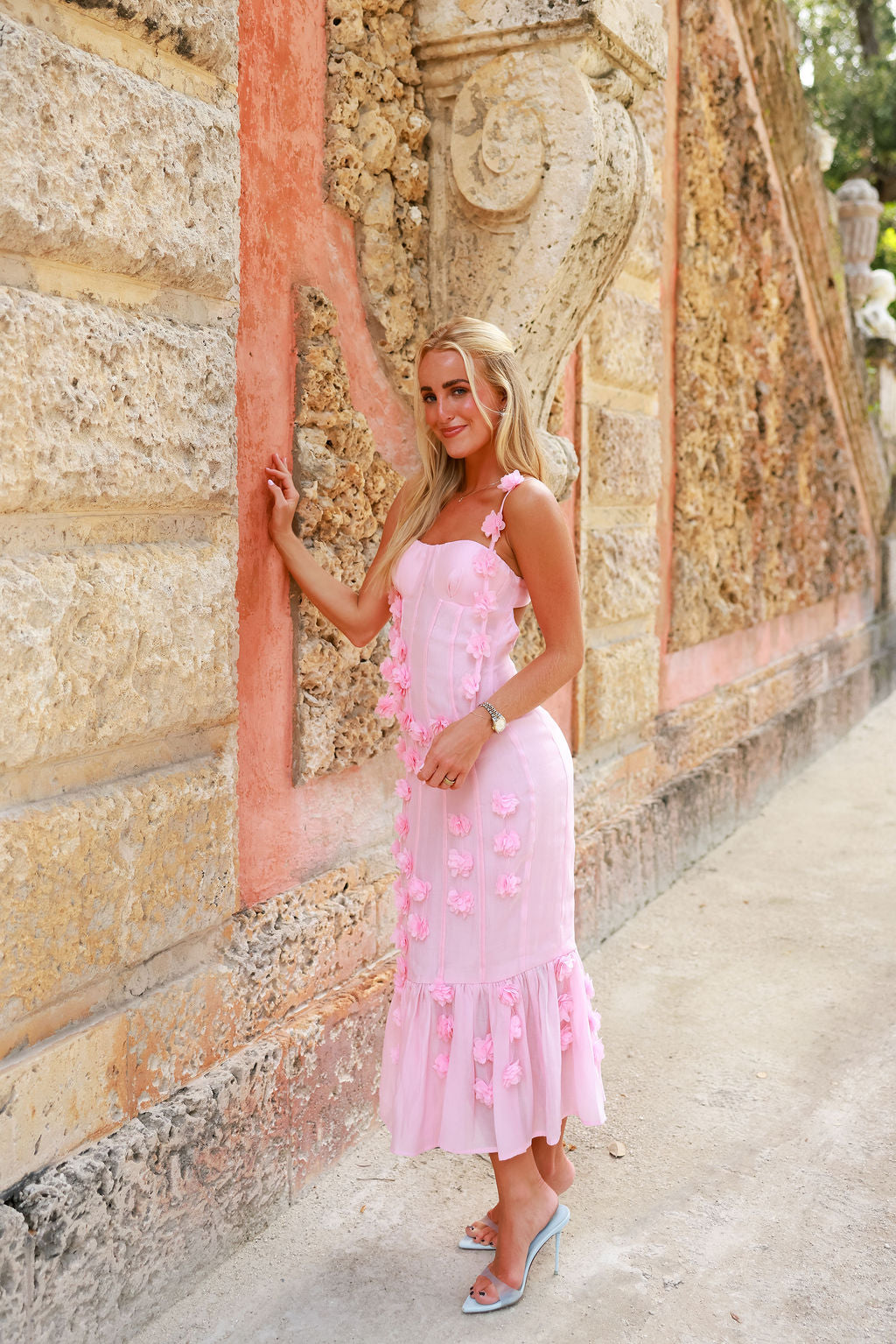 Marta | Vestido midi con corsé y flores en relieve - Rosa