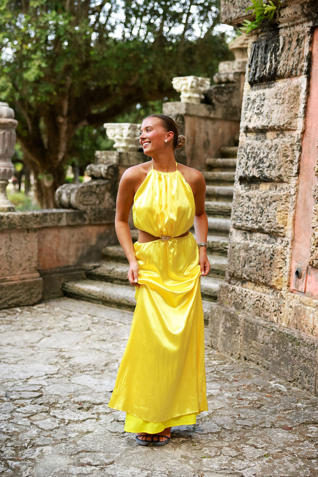 Paula | Vestido largo con cintura fruncida y detalle dorado - Amarillo