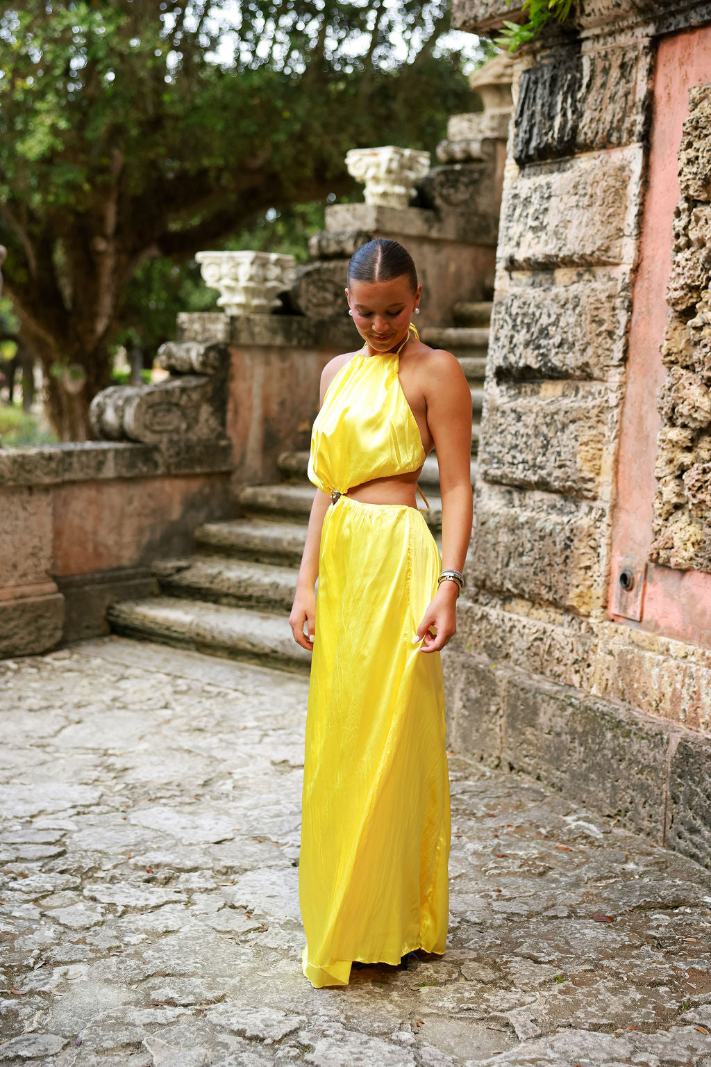 Paula | Vestido largo con cintura fruncida y detalle dorado - Amarillo