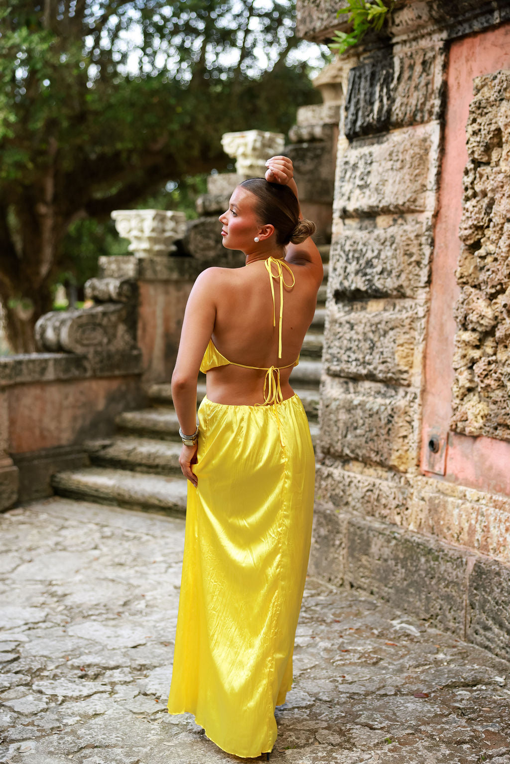 Paula | Vestido largo con cintura fruncida y detalle dorado - Amarillo