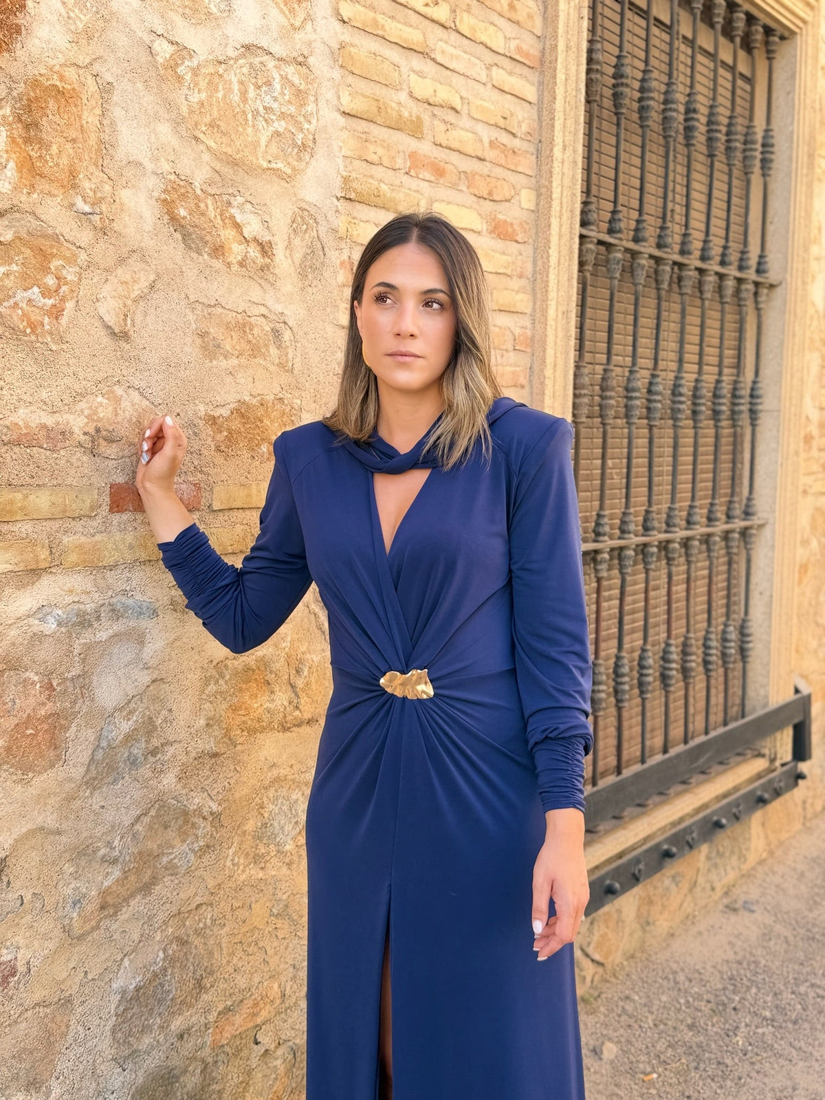 Victoria | Vestido largo con broche dorado - Azul marino