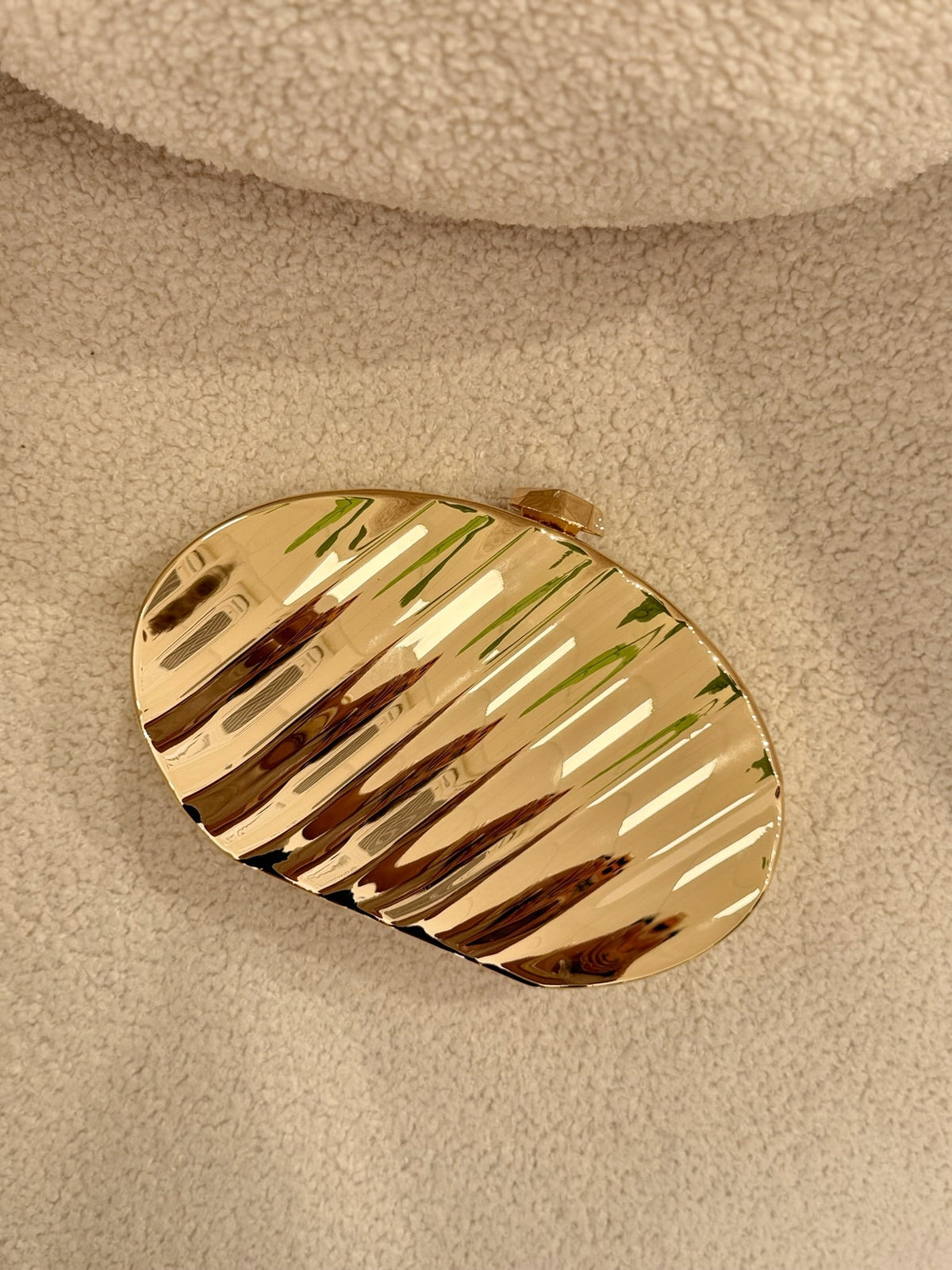 Lidia | Clutch rígido con ondas - Dorado
