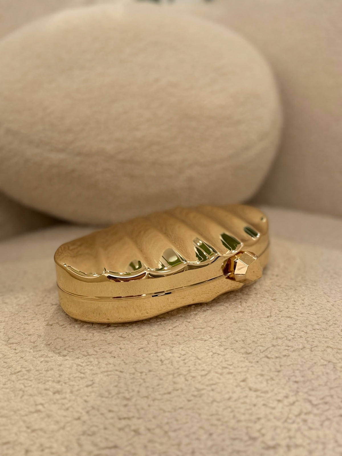 Lidia | Clutch rígido con ondas - Dorado