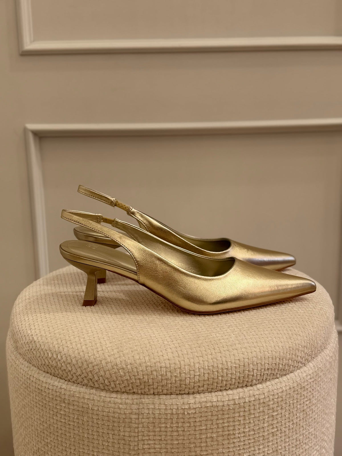 Mónica | Zapato de salón de tacón bajo - Dorado
