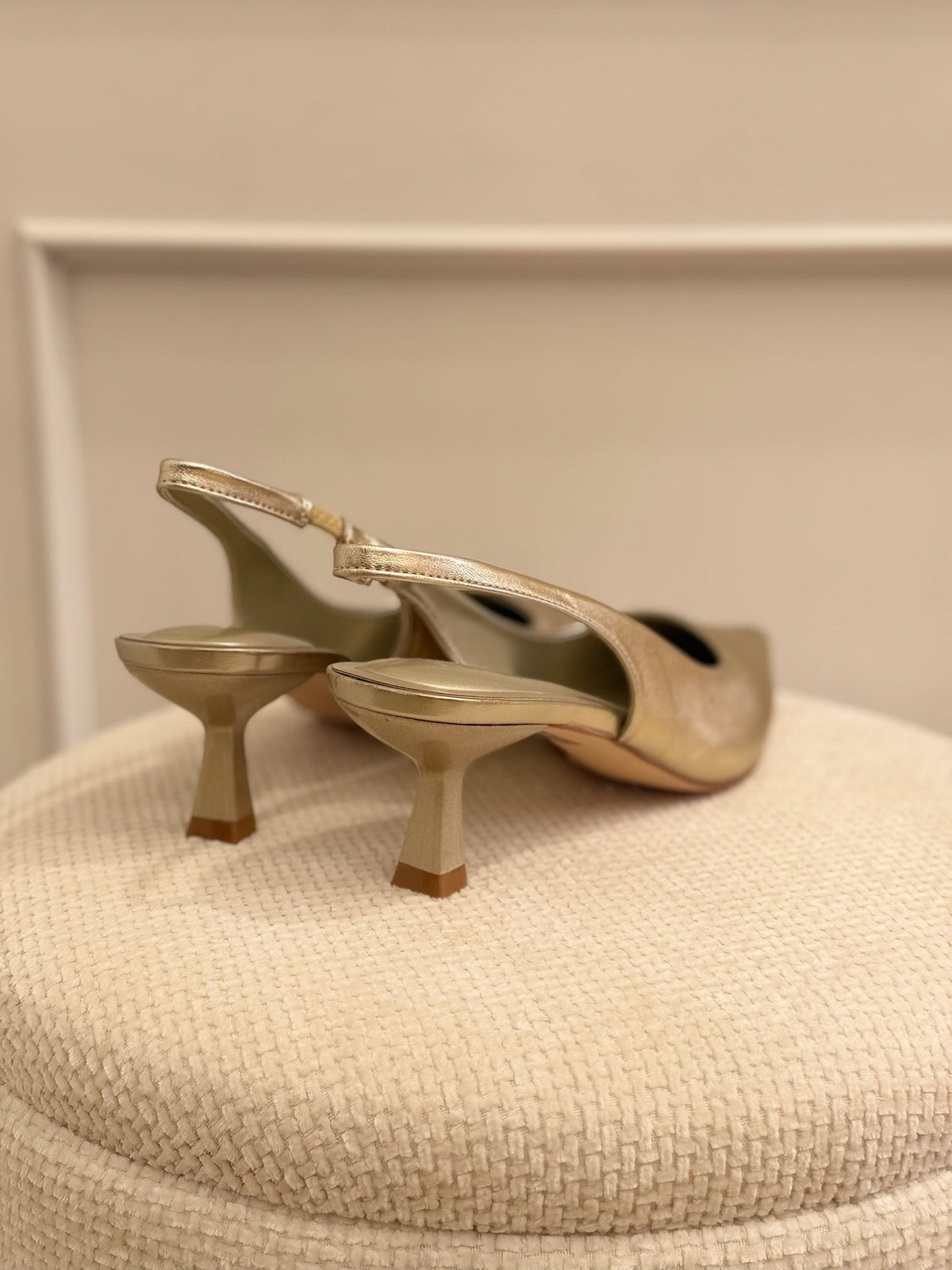 Mónica | Zapato de salón de tacón bajo - Dorado