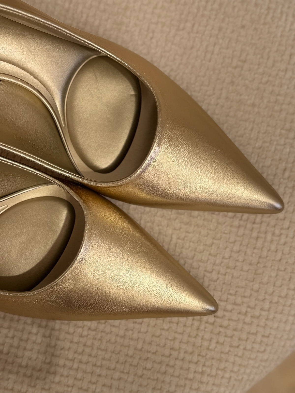 Mónica | Zapato de salón de tacón bajo - Dorado