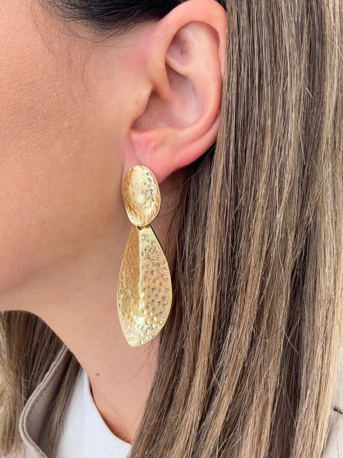 Alicia | Pendientes largos martillados - Dorado