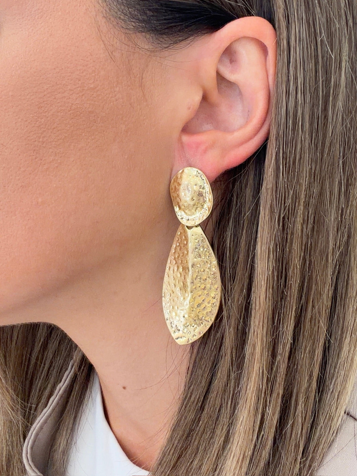 Alicia | Pendientes largos martillados - Dorado