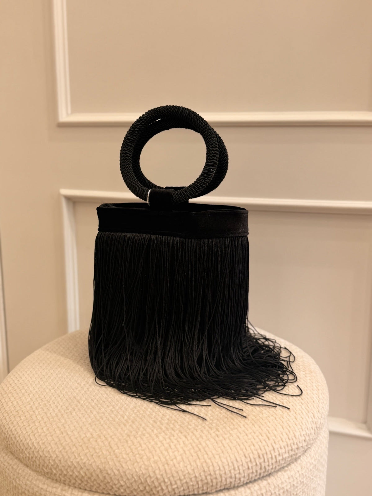 Ángela | Bolso saco de flecos - Negro