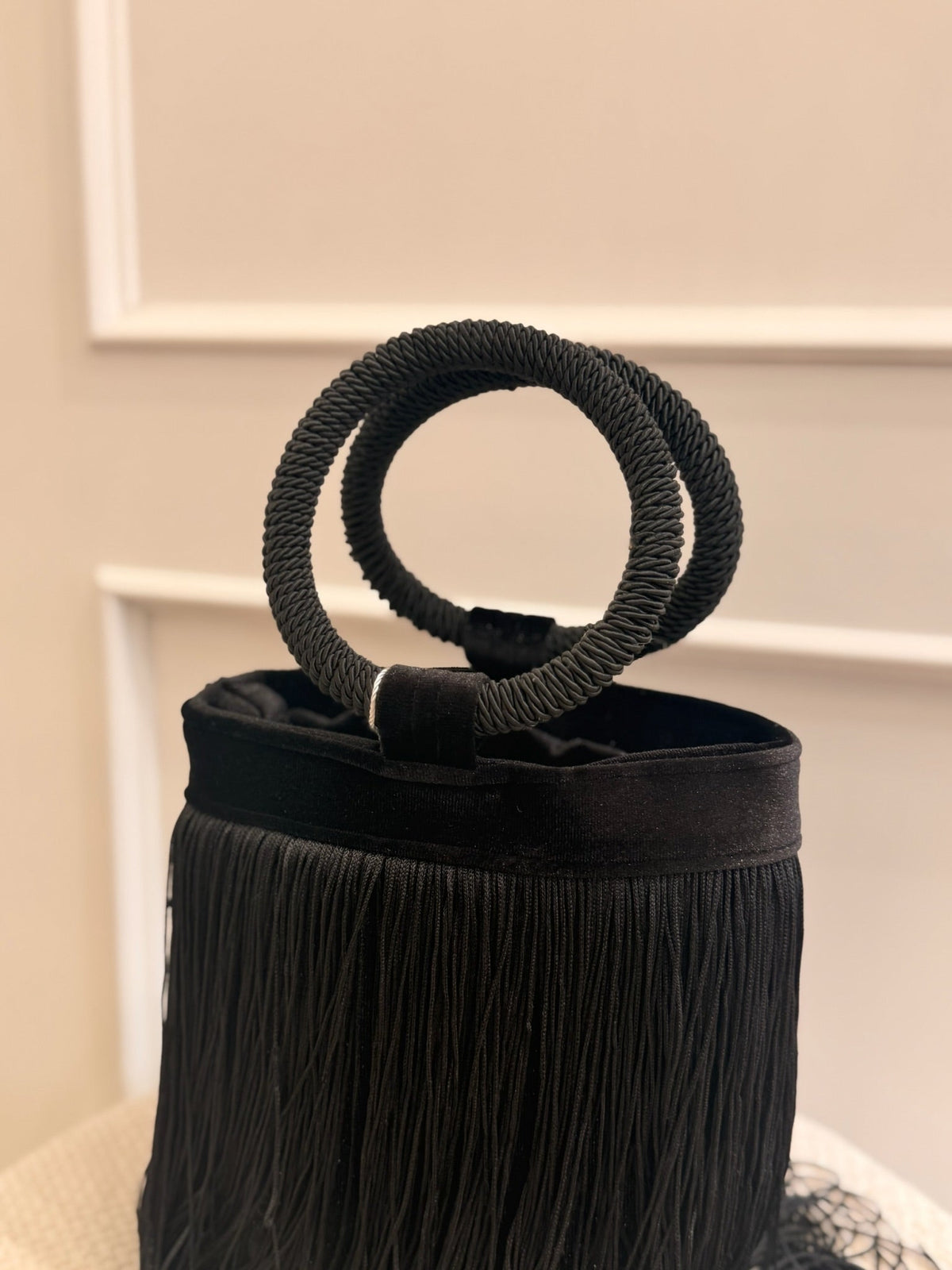 Ángela | Bolso saco de flecos - Negro