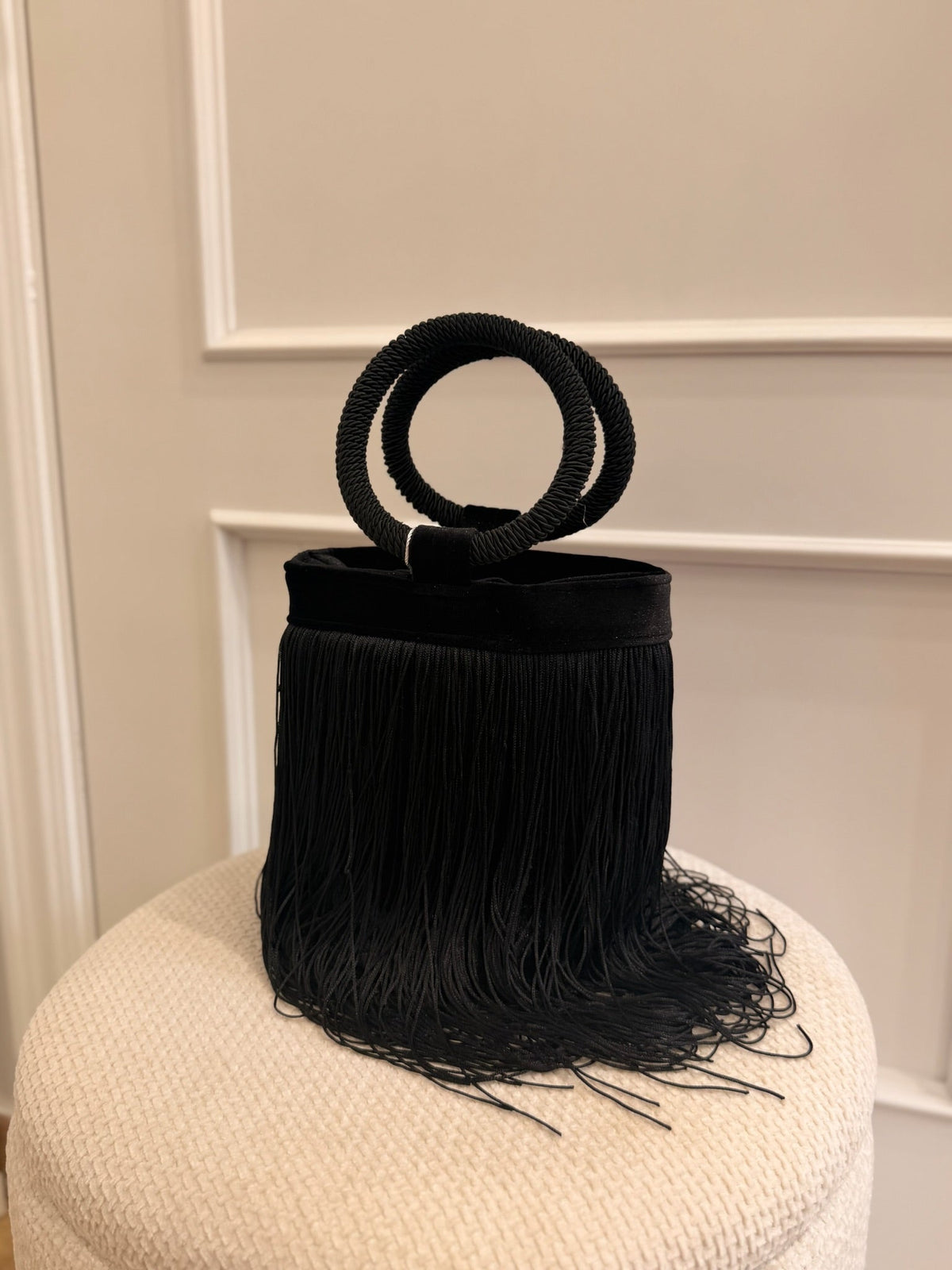 Ángela | Bolso saco de flecos - Negro