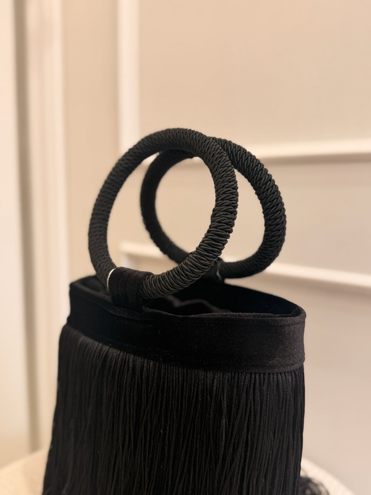 Ángela | Bolso saco de flecos - Negro