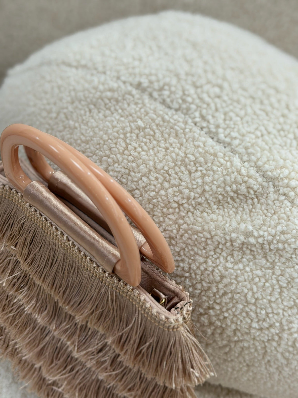 Carolina | Bolso de flecos con asa - Nude