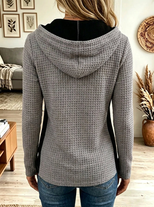 Sudadera con capucha tipo Henley de tejido gofrado y bloques de color para mujer
